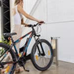 Woman putting her bike in a manual bike pump